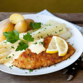 Veal schnitzel with asparagus and hollandaise
